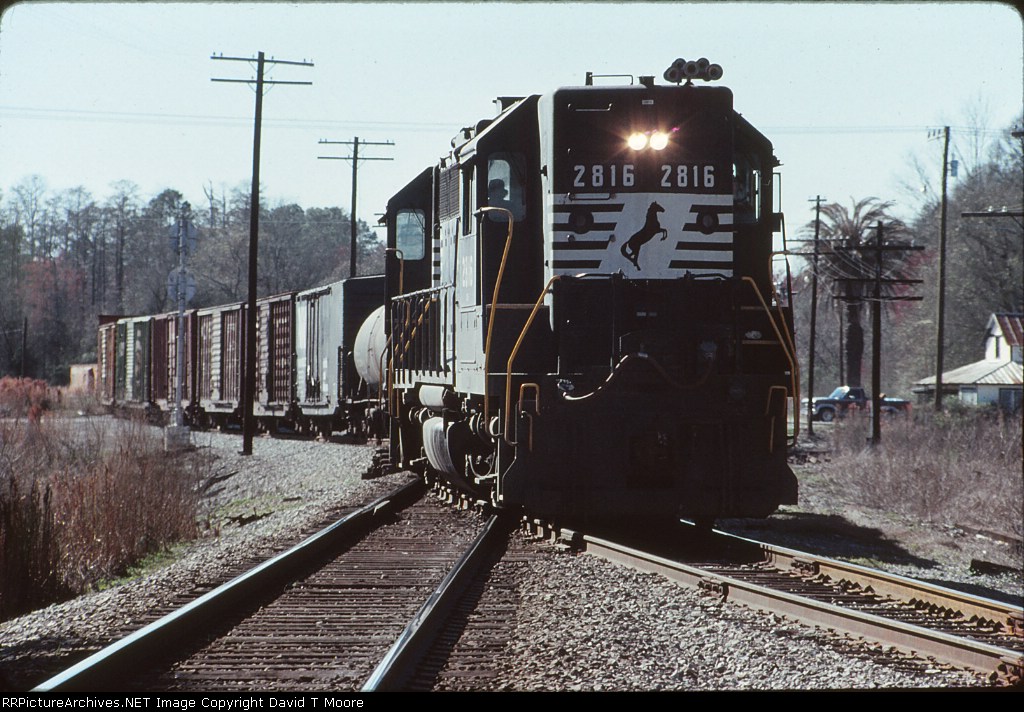 NS 2816 wiggles across the CSX S-Line